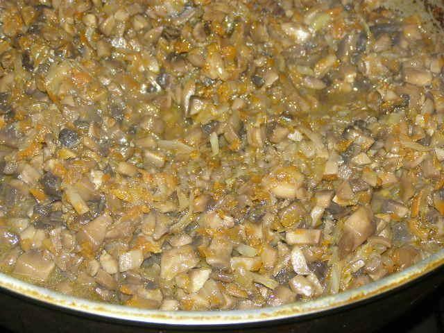 Шаг 8 приготовления Кальмары фаршированные овощами, сыром и шампиньонами