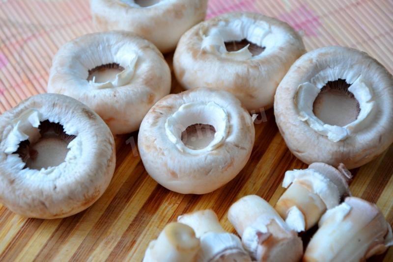 Шаг 3 приготовления Шампиньоны фаршированные курицей в духовке