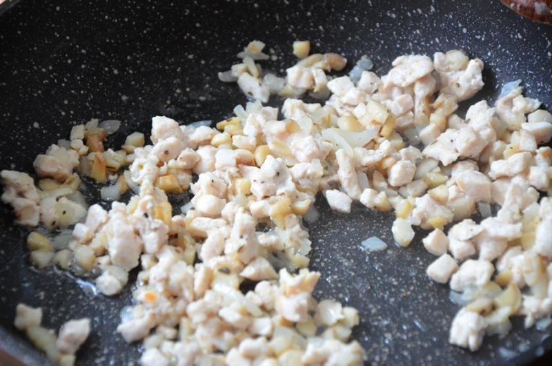 Шаг 7 приготовления Шампиньоны фаршированные курицей в духовке