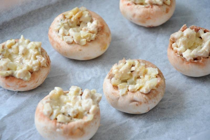 Шаг 9 приготовления Шампиньоны фаршированные курицей в духовке