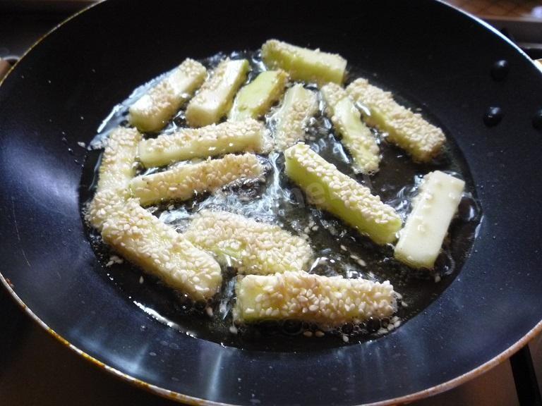 Шаг 4 приготовления Кабачковые пальчике в кунжуте