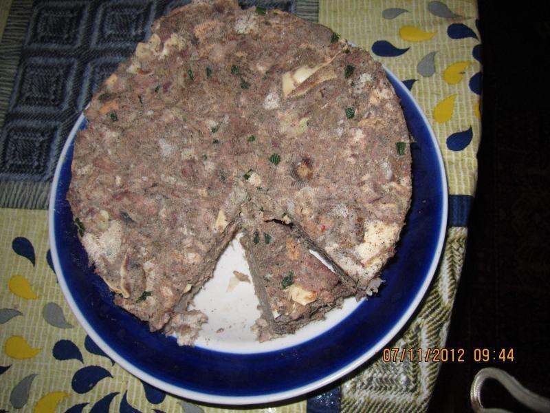 Обложка рецепта Мясной торт с чесноком и острым перцем