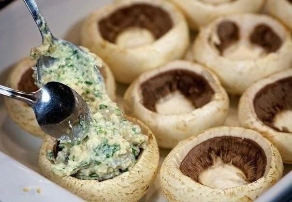 Шаг 4 приготовления Шампиньоны с курицей и сыром