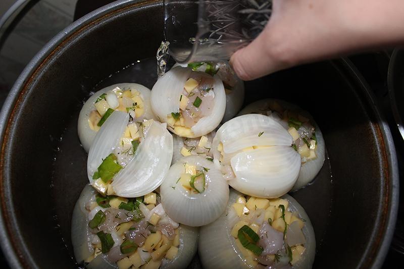 Шаг 24 приготовления Лук фаршированный картошкой и курицей
