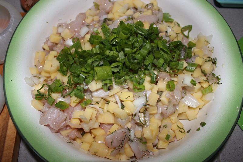 Шаг 7 приготовления Лук фаршированный картошкой и курицей