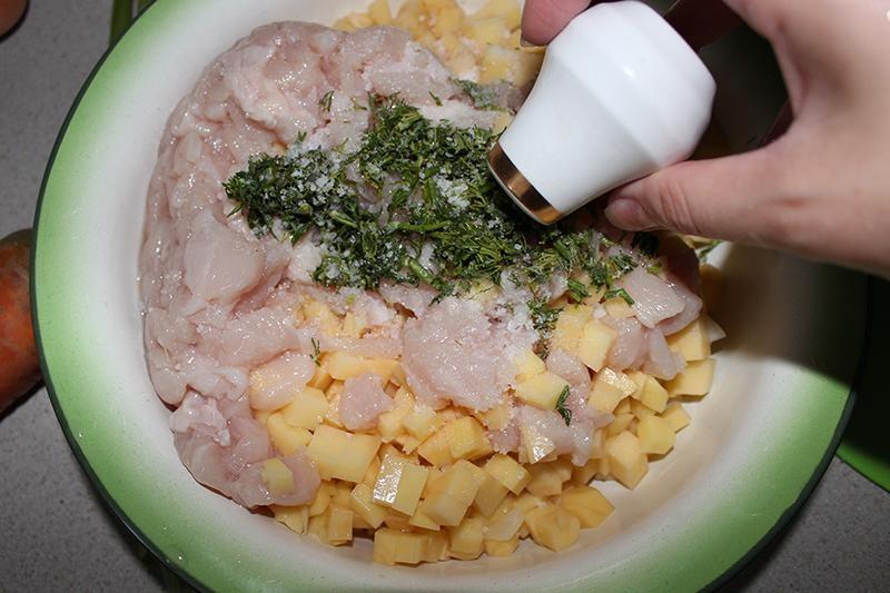 Шаг 8 приготовления Лук фаршированный картошкой и курицей