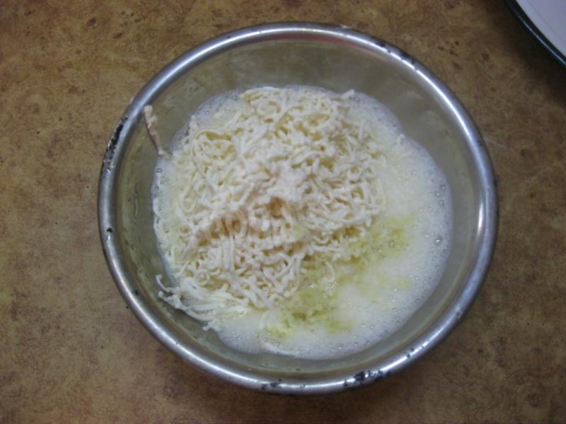 Шаг 3 приготовления Сырные гренки с сыром и чесноком