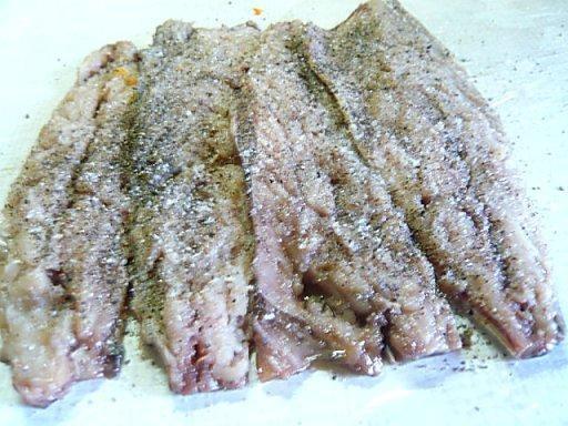 Шаг 6 приготовления Рулет из скумбрии с салом желатином морковью