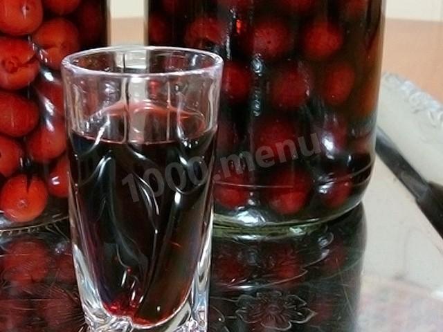 Обложка рецепта Домашняя вишневая наливка с косточками из вишни