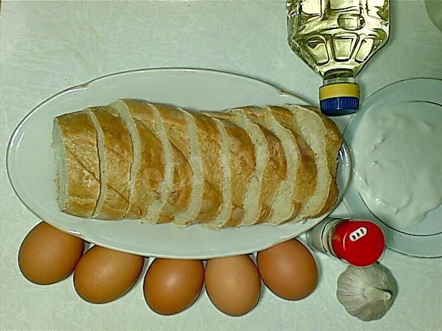 Шаг 1 приготовления Гренки из батона с яйцом, сметаной и чесноком