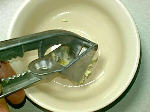 Шаг 6 приготовления Гренки из батона с яйцом, сметаной и чесноком