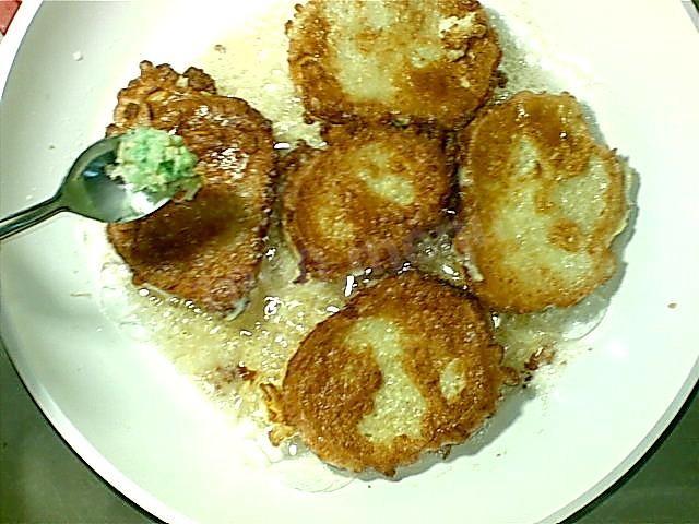 Шаг 9 приготовления Гренки из батона с яйцом, сметаной и чесноком