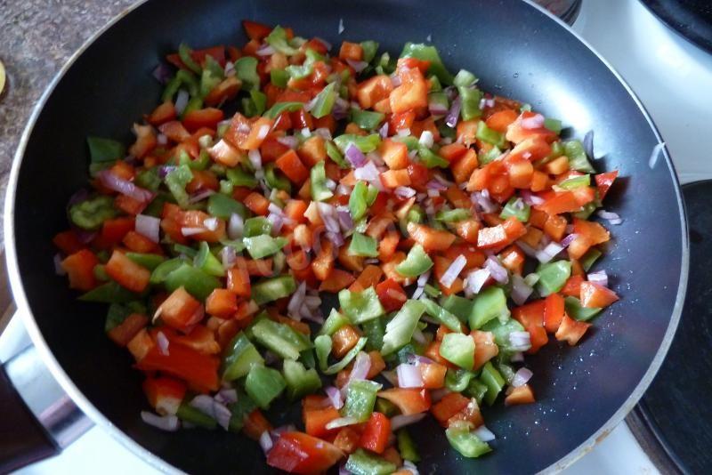 Шаг 4 приготовления Фахитас с запеченной курицей сметаной и овощами