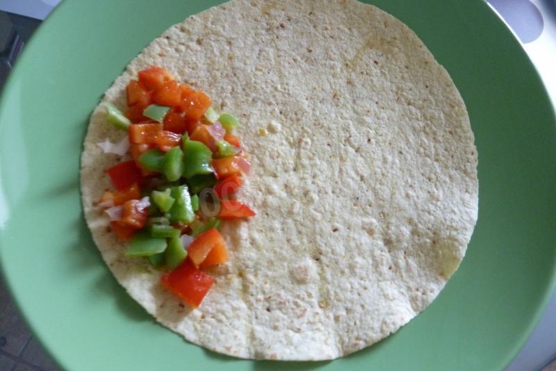 Шаг 5 приготовления Фахитас с запеченной курицей сметаной и овощами