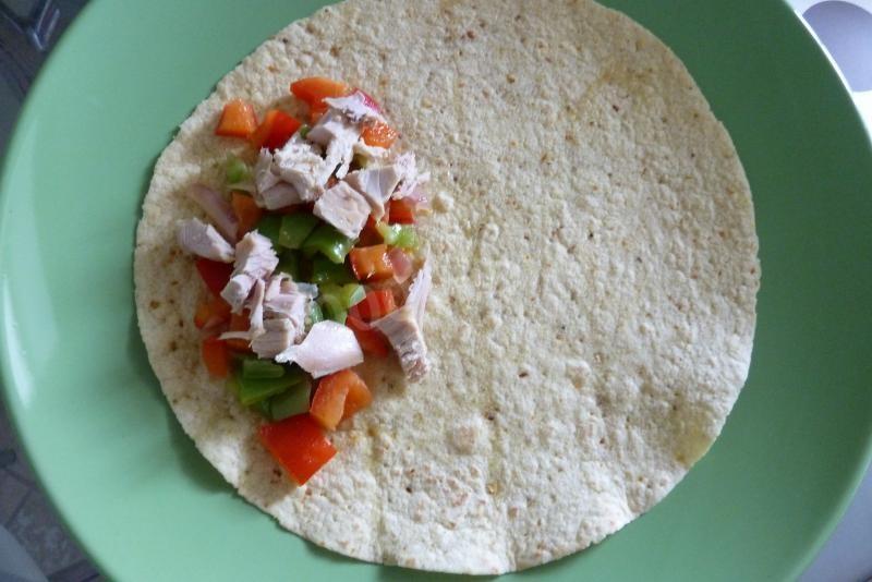 Шаг 6 приготовления Фахитас с запеченной курицей сметаной и овощами