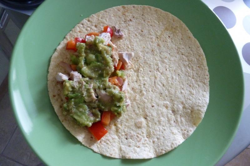 Шаг 7 приготовления Фахитас с запеченной курицей сметаной и овощами