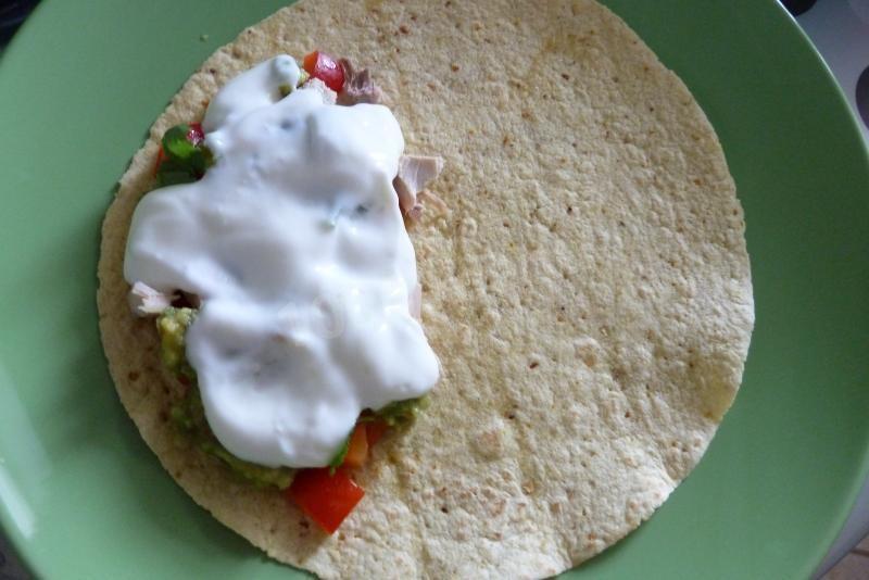 Шаг 9 приготовления Фахитас с запеченной курицей сметаной и овощами