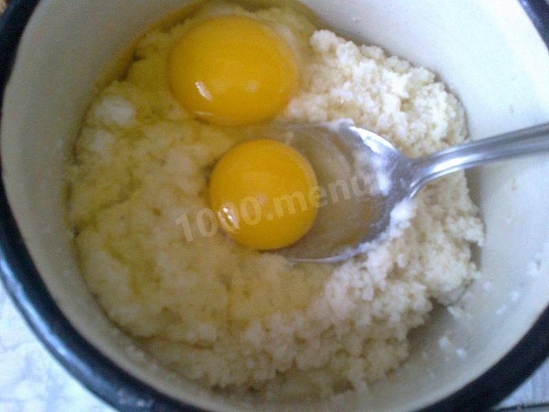 Шаг 7 приготовления Сыр из творога молока и яиц