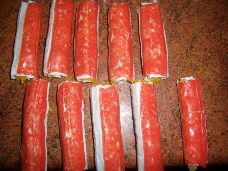 Шаг 4 приготовления Фаршированные морковью крабовые палочки в кляре