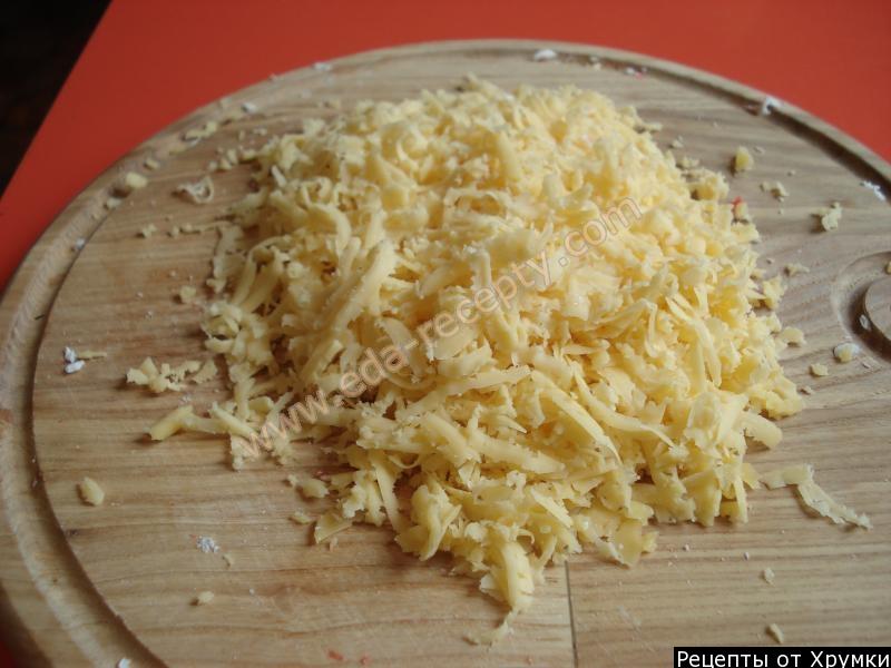 Шаг 3 приготовления Крабовые шарики с сыром и яйцом к Новому году