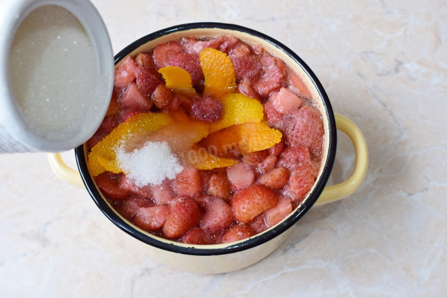 Шаг 4 приготовления Клубничный компот из замороженной клубники