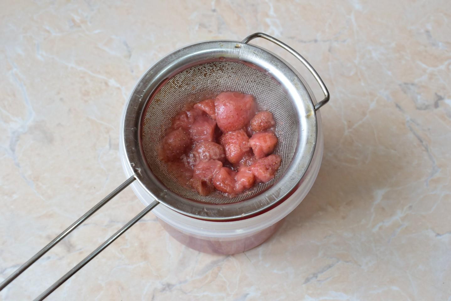 Шаг 5 приготовления Клубничный компот из замороженной клубники