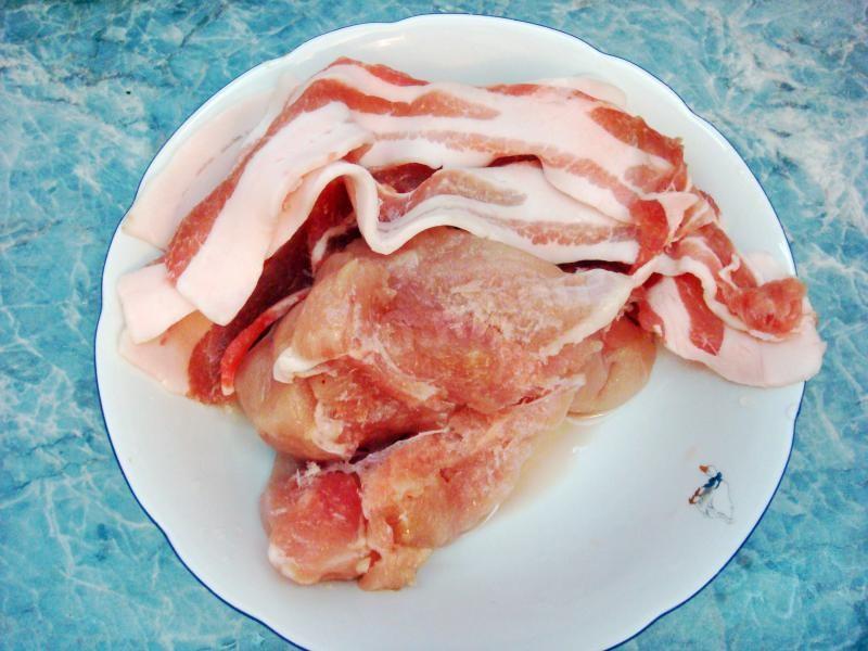 Шаг 1 приготовления Куриный рулет в беконе