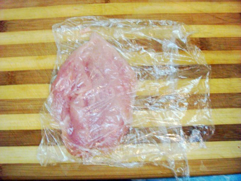 Шаг 3 приготовления Куриный рулет в беконе