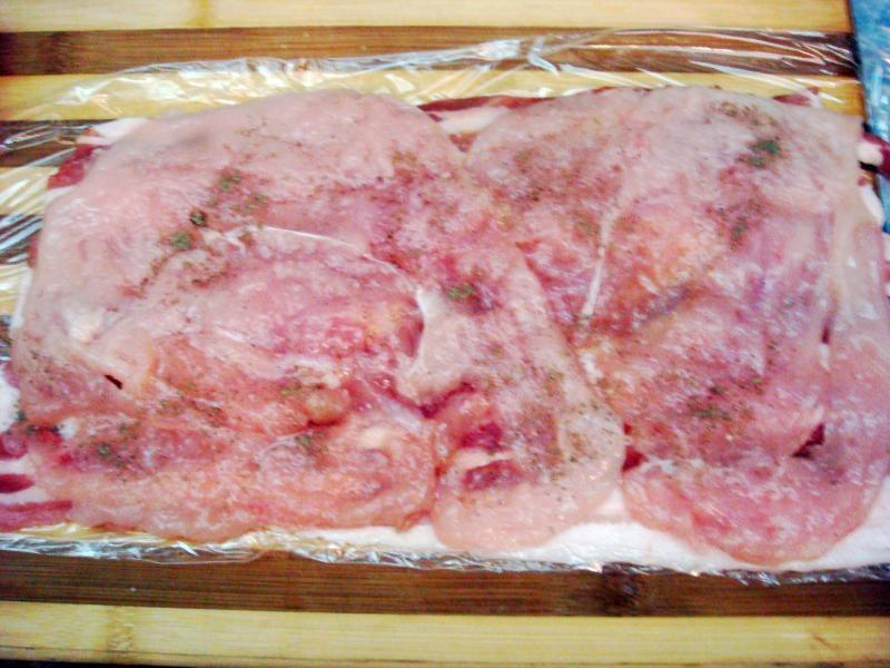 Шаг 6 приготовления Куриный рулет в беконе