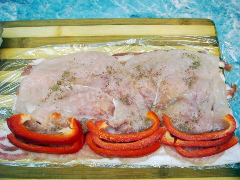 Шаг 8 приготовления Куриный рулет в беконе