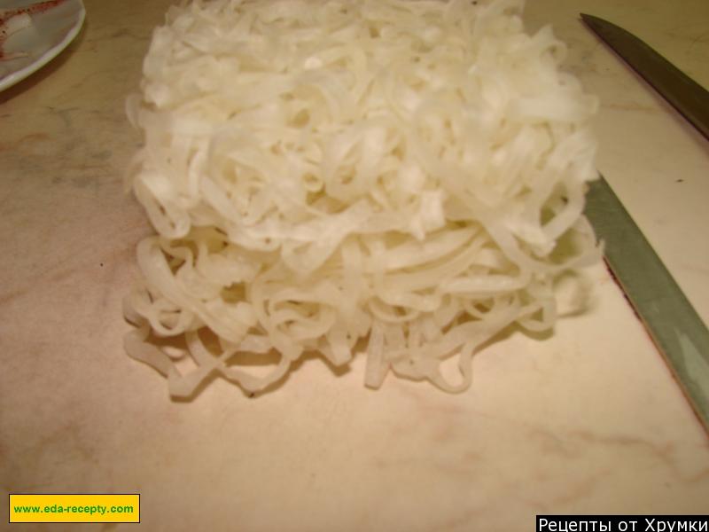 Шаг 3 приготовления Салат с рисовой лапшой с креветками и кальмарами