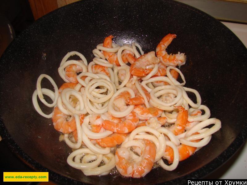 Шаг 6 приготовления Салат с рисовой лапшой с креветками и кальмарами