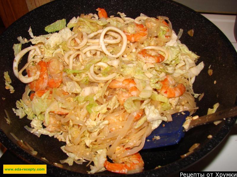Шаг 7 приготовления Салат с рисовой лапшой с креветками и кальмарами