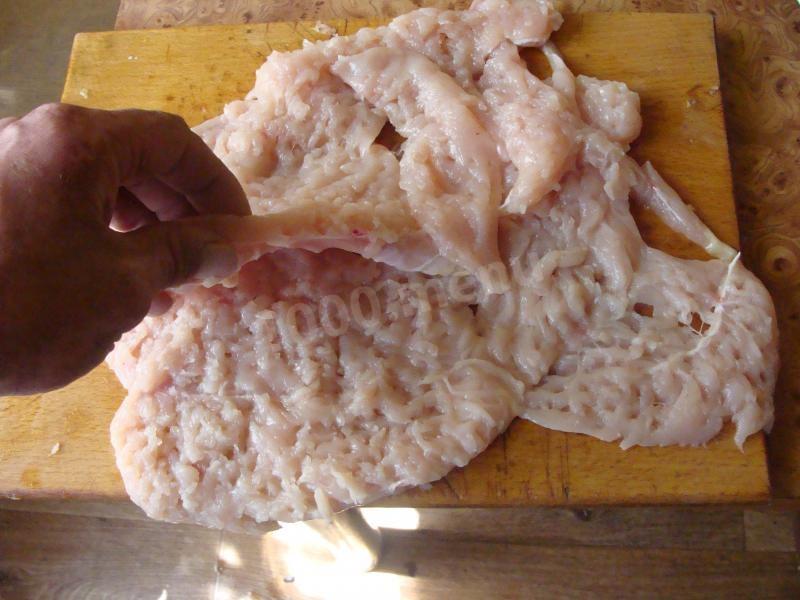 Шаг 2 приготовления Рулет куриный с сыром и морковью в духовке