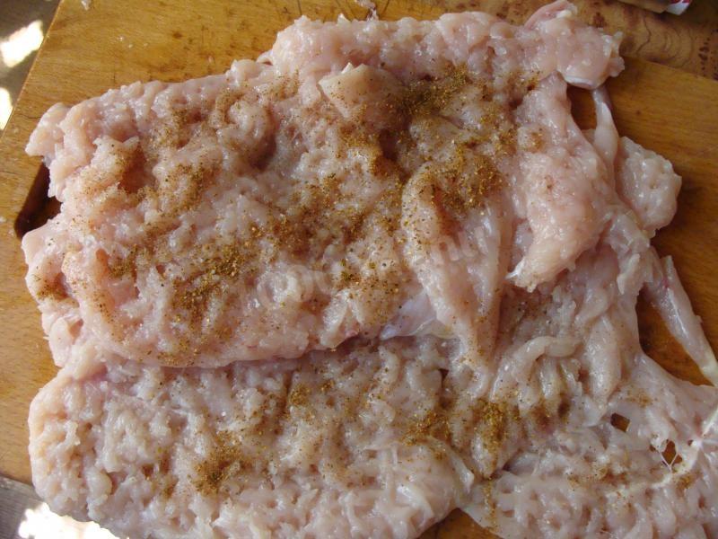 Шаг 4 приготовления Рулет куриный с сыром и морковью в духовке
