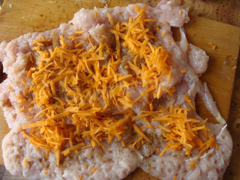 Шаг 5 приготовления Рулет куриный с сыром и морковью в духовке