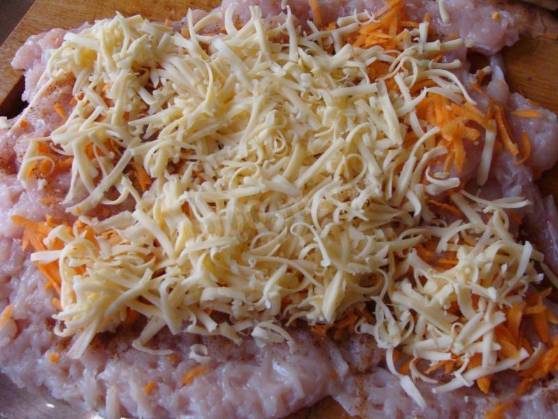 Шаг 6 приготовления Рулет куриный с сыром и морковью в духовке