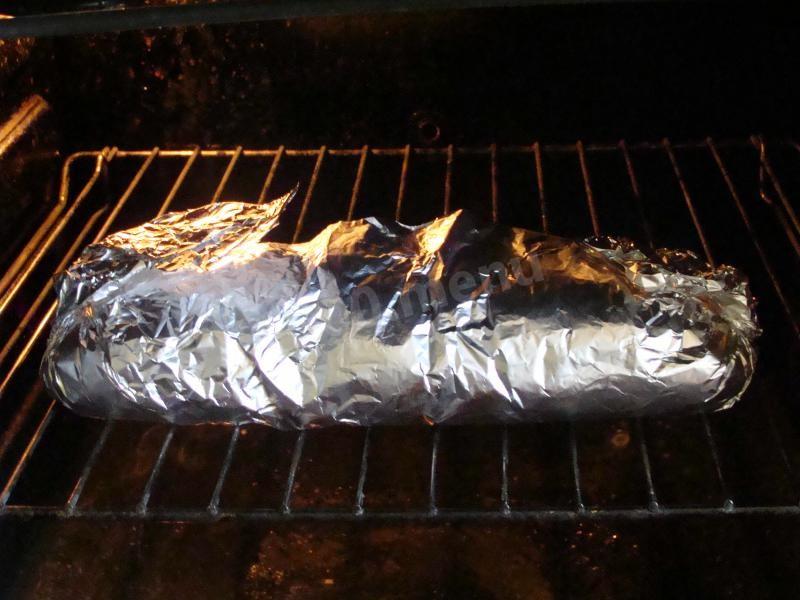 Шаг 8 приготовления Рулет куриный с сыром и морковью в духовке