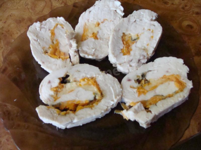 Шаг 9 приготовления Рулет куриный с сыром и морковью в духовке