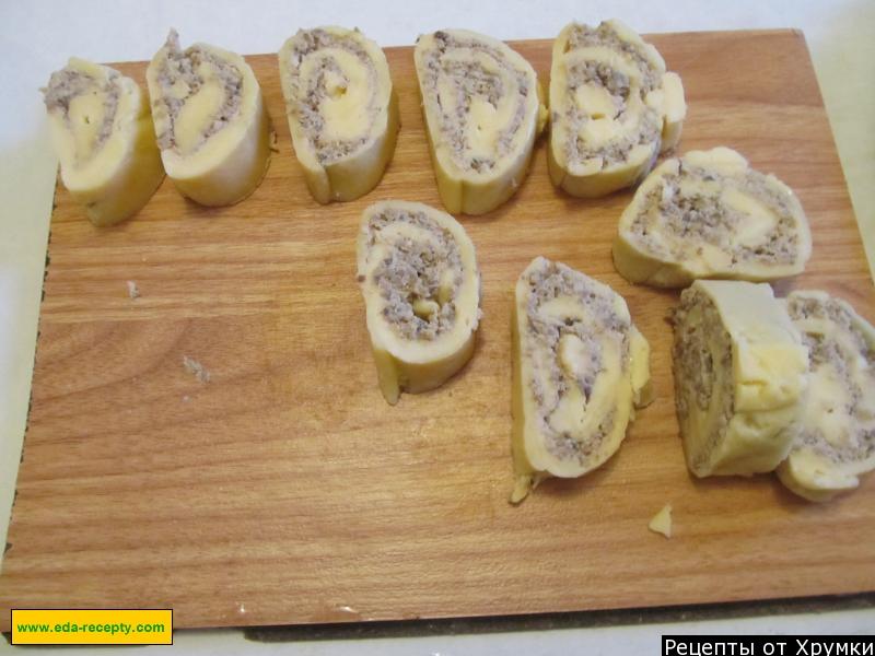 Шаг 6 приготовления Рулет с грибами и сыром, курицей