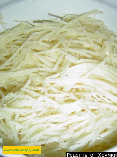 Шаг 1 приготовления Тарталетки картофельные с селедкой и икрой