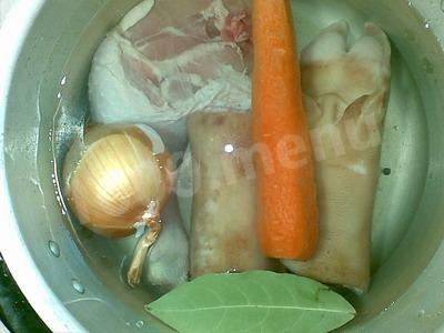 Шаг 4 приготовления Студень из свиных ножек и куры в скороварке