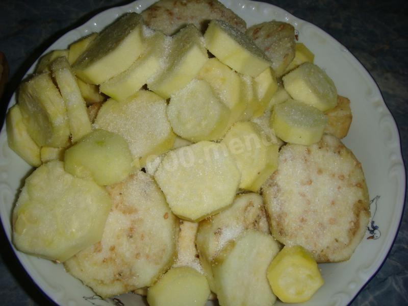 Шаг 2 приготовления Вкусные баклажаны и кабачки запеченные с майонезом в духовке