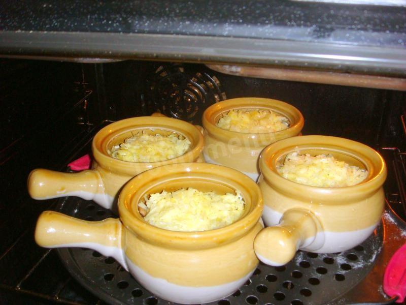 Шаг 12 приготовления Жульен с шампиньонами и грудками
