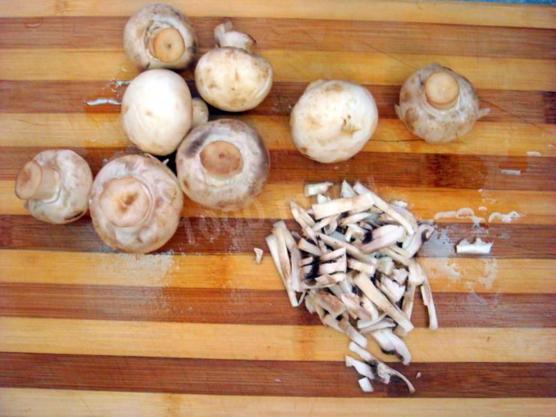 Шаг 4 приготовления Жульен с шампиньонами и грудками