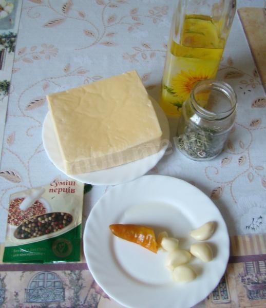 Шаг 1 приготовления Маринованный с чесноком сыр