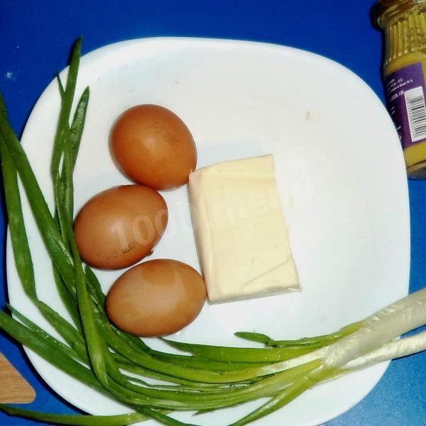 Шаг 1 приготовления Масло с яйцами и горчицей