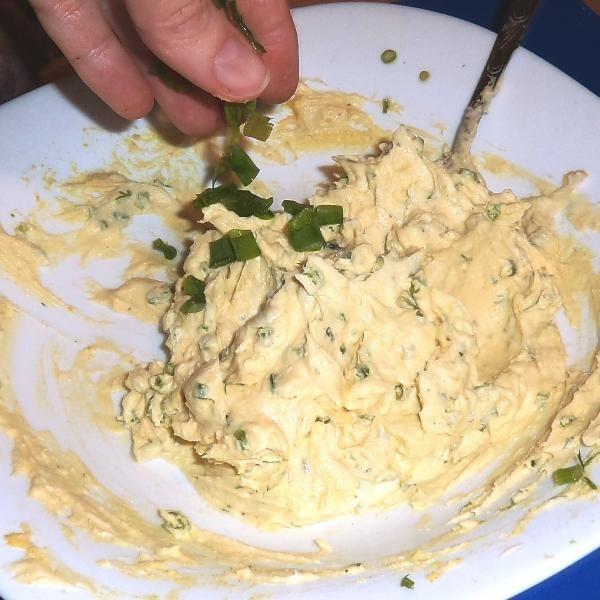 Шаг 7 приготовления Масло с яйцами и горчицей
