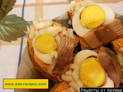 Шаг 15 приготовления Закусочные бутерброды с селедкой на черном хлебе