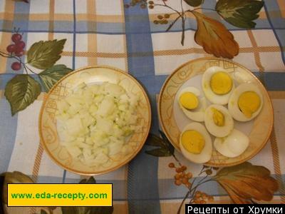 Шаг 7 приготовления Закусочные бутерброды с селедкой на черном хлебе